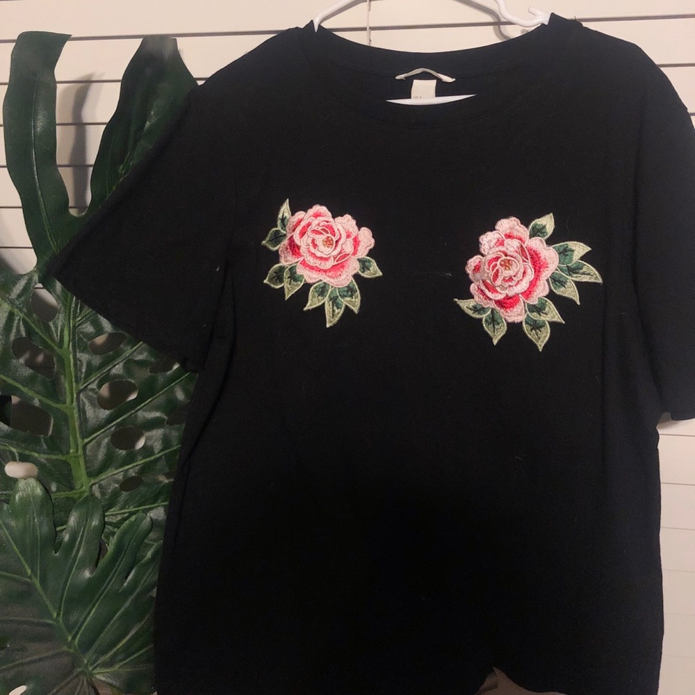 Flower embroidered T-shirt